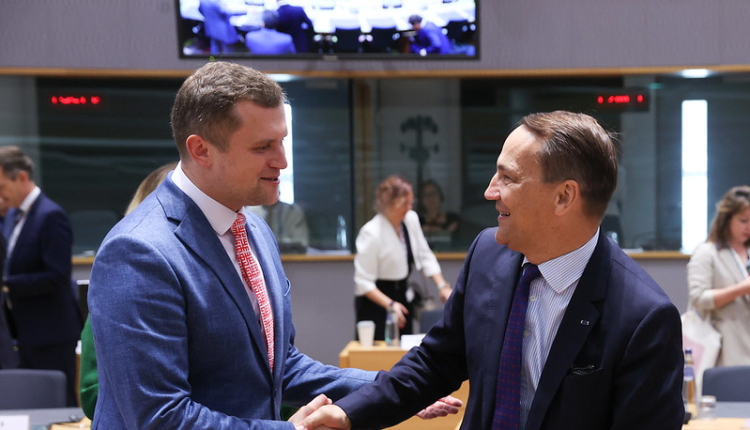 Artjoms Uršuļskis un Radosław Sikorski