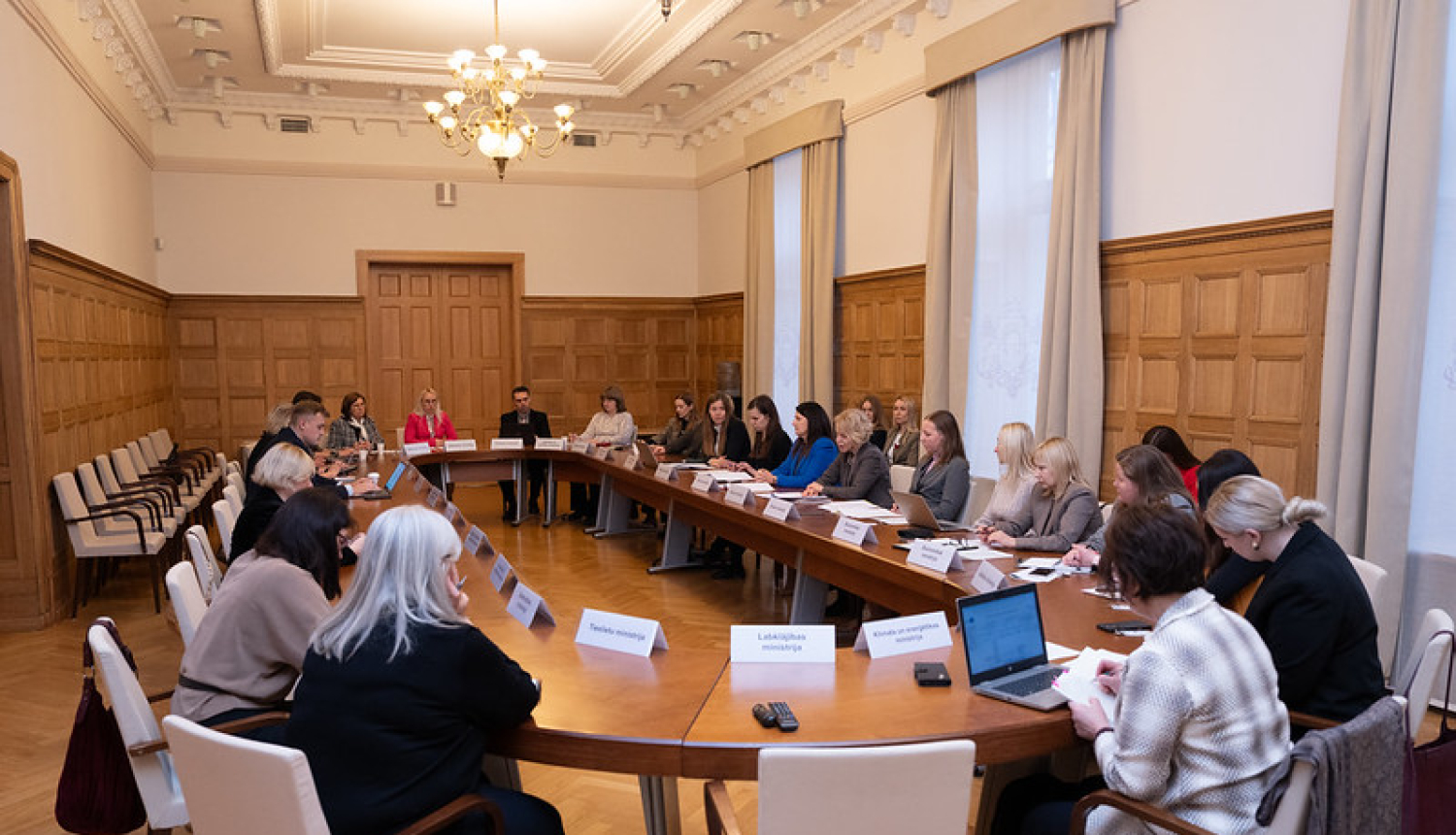 Attīstības sadarbības politikas konsultatīvās padomes sēdes dalībnieki pie apspriežu galda