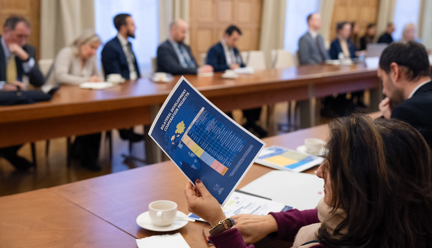 Sanāksmes dalībnieki pie apspriežu galda