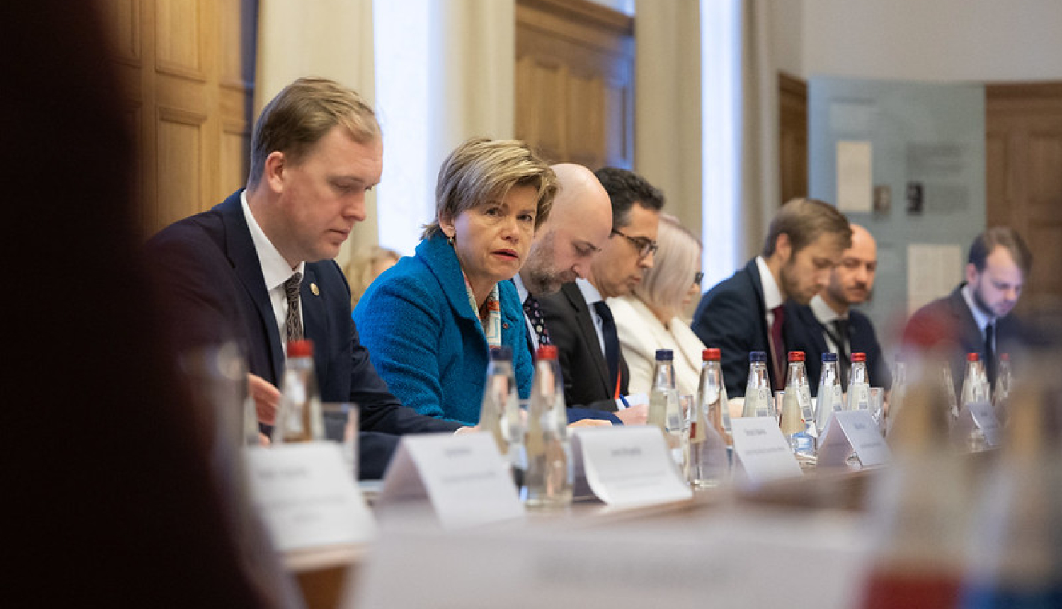 Pasākuma dalībnieki pie apspriežu galda