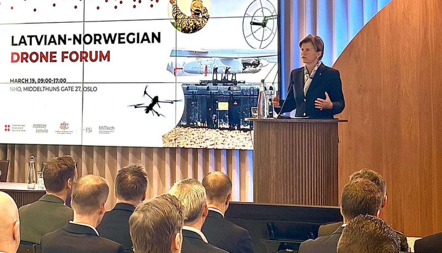 Ārlietu ministre Baiba Braže uzrunā Latvijas-Norvēģijas dronu foruma dalībniekus