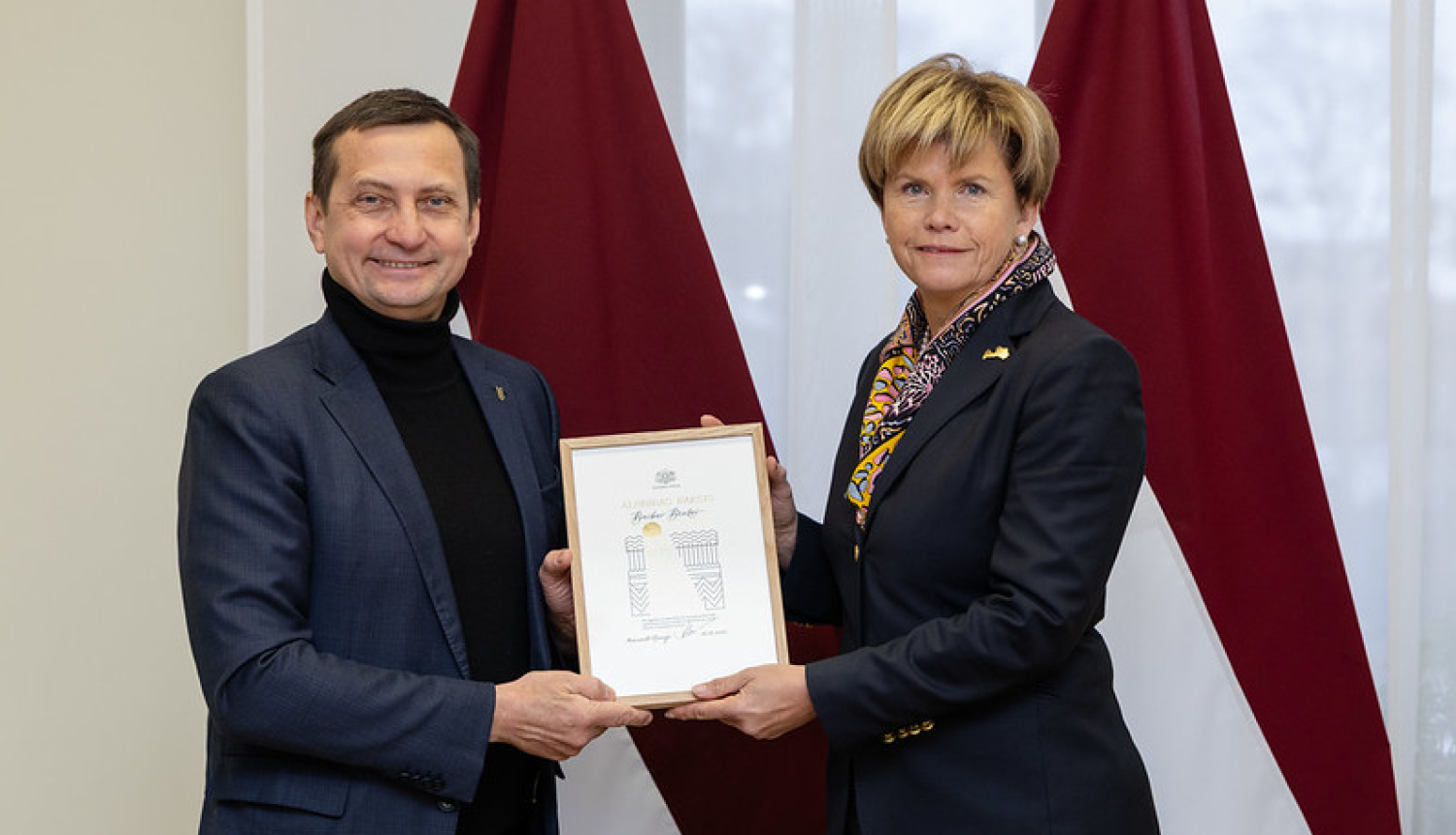 Ārlietu ministre Baiba Braže saņem Zemkopības ministrijas atzinības rakstu no zemkopības ministra Armanda Krauzes