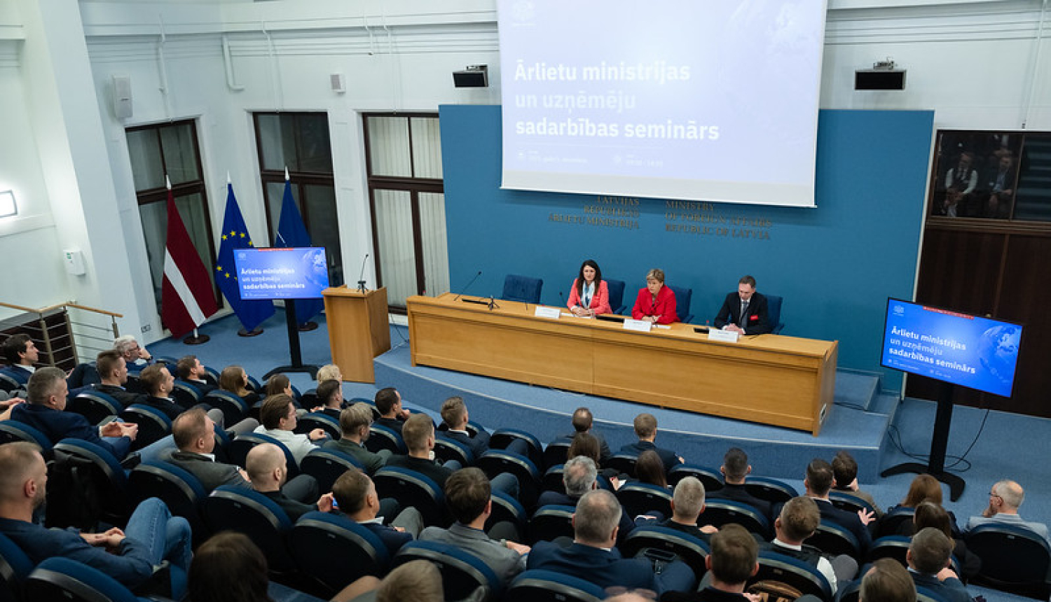 Ārlietu ministre Baiba Braže uzrunā seminara dalībniekus