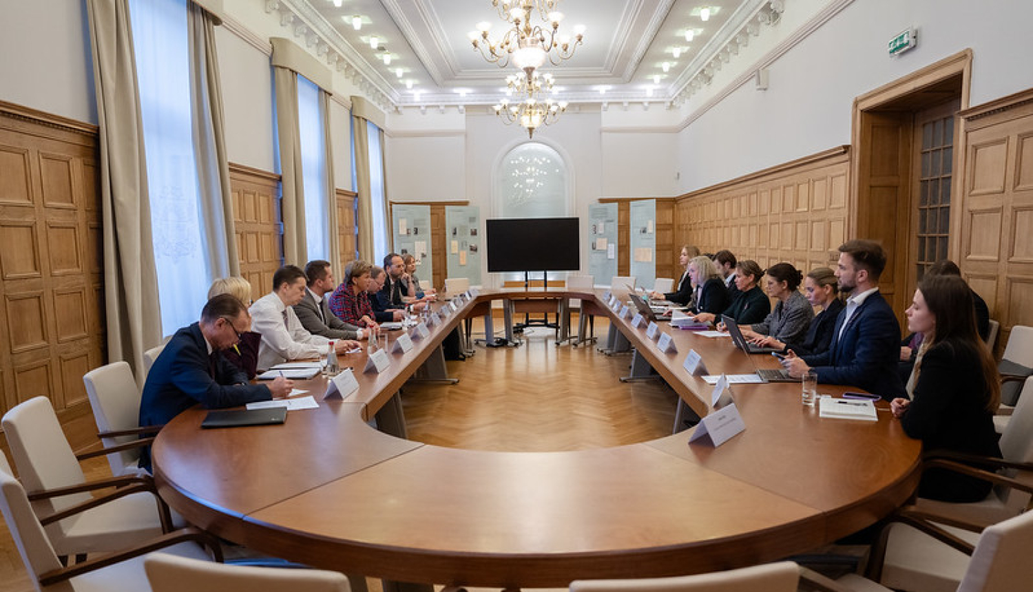 Ārpolitikas ekspertu padomes, biznesa, jauniešu organizāciju, NVO pārstāvju un sociālajo partneru tikšanās dalībnieki pie apspriežu galda