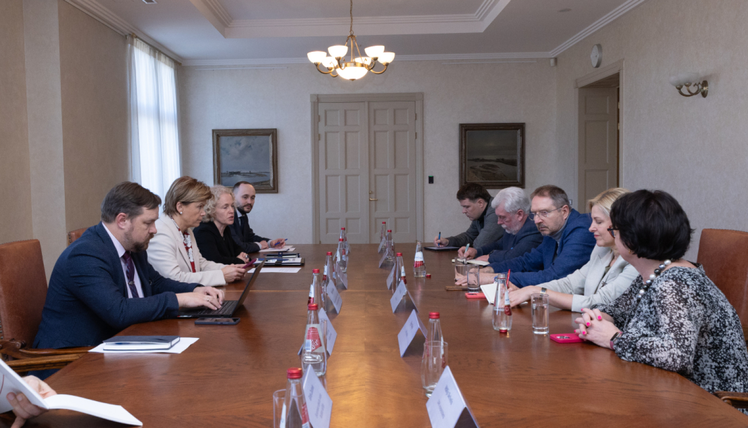 Sanāksmes dalībnieki pie apspriežu galda