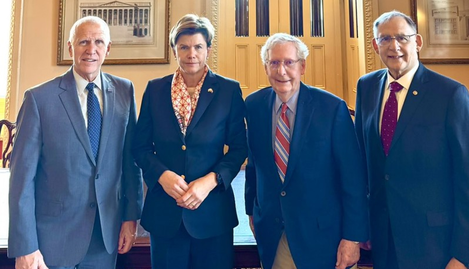 Baiba Braže tiekas ar republikāņu senatoriem Thom Tillis, Mitch McConnell un John Boozman