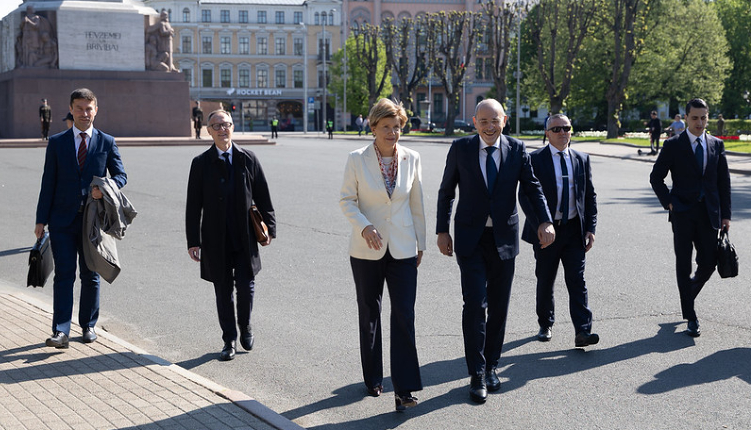 Ārlietu ministre Baiba Braže un Jordānijas Hāšimītu Karalistes premjerministra vietnieks, ārlietu ministrs Aimans Safadi pie Brīvības pieminekļaa