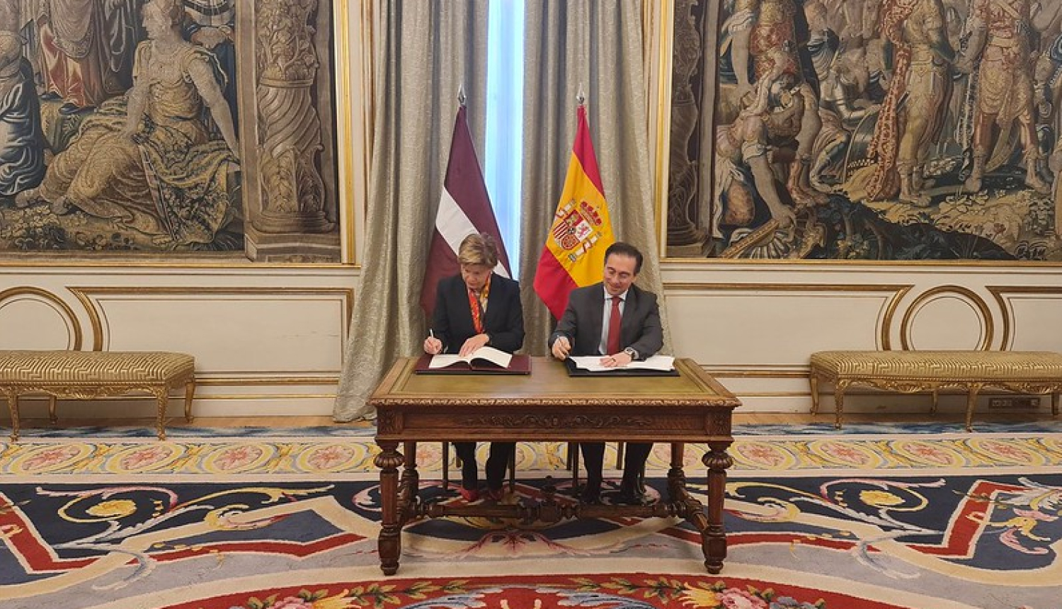 Baiba Braže un Jose Manuel Albares paraksta Saprašanās memorandu