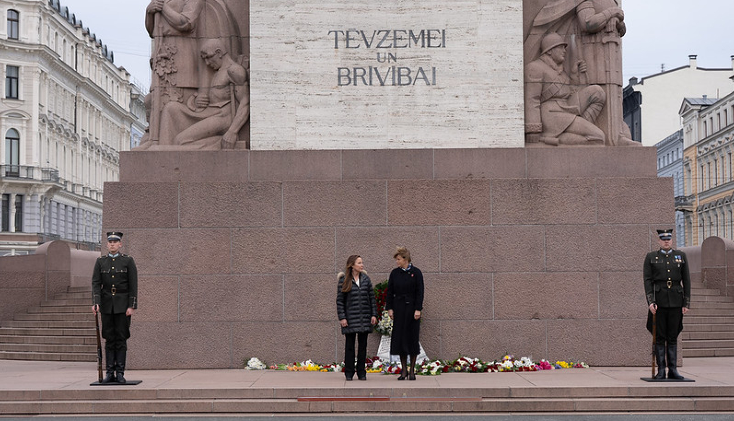 Ārlietu ministre Baiba Braže un ASV vēstniece Latvijā Melisa Ardžirosa pie Brīvības pieminekļa