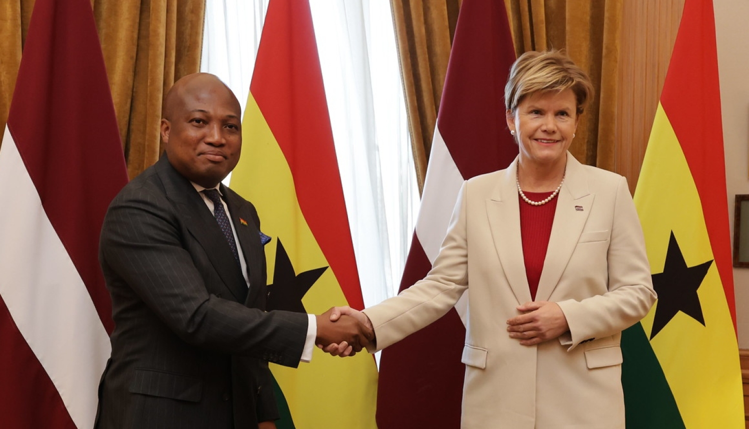 Ārlietu ministre Baiba Braže un Ganas ārlietu ministrs Samuels Okudzeto Ablakva