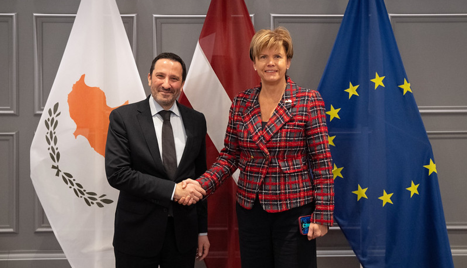 Ārlietu ministre Baiba Braže un Kipras vēstnieks Latvijā Solons Sava