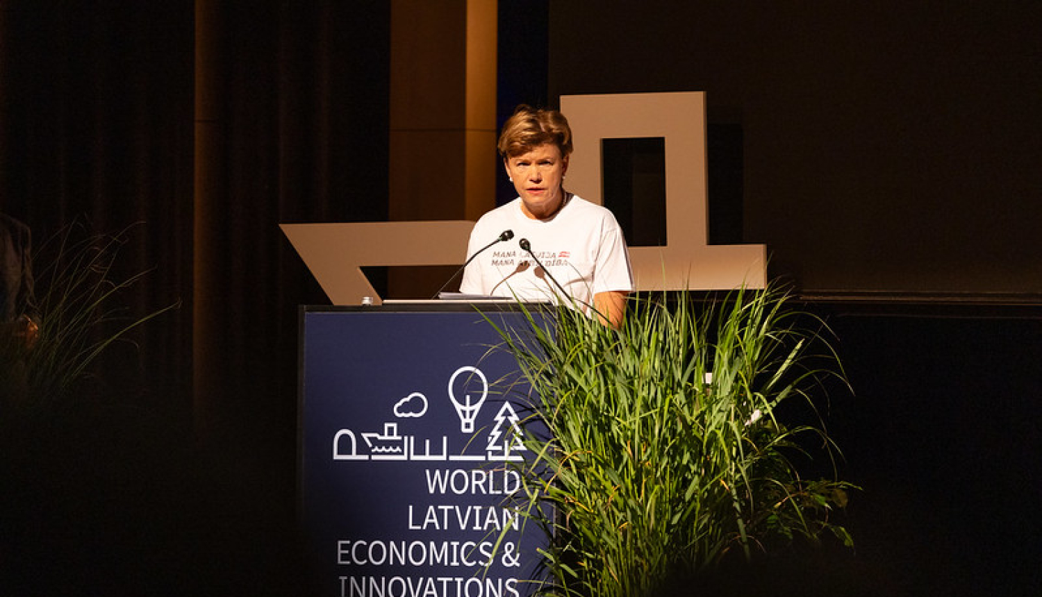 Baiba Braže uzrunā foruma dalībniekus