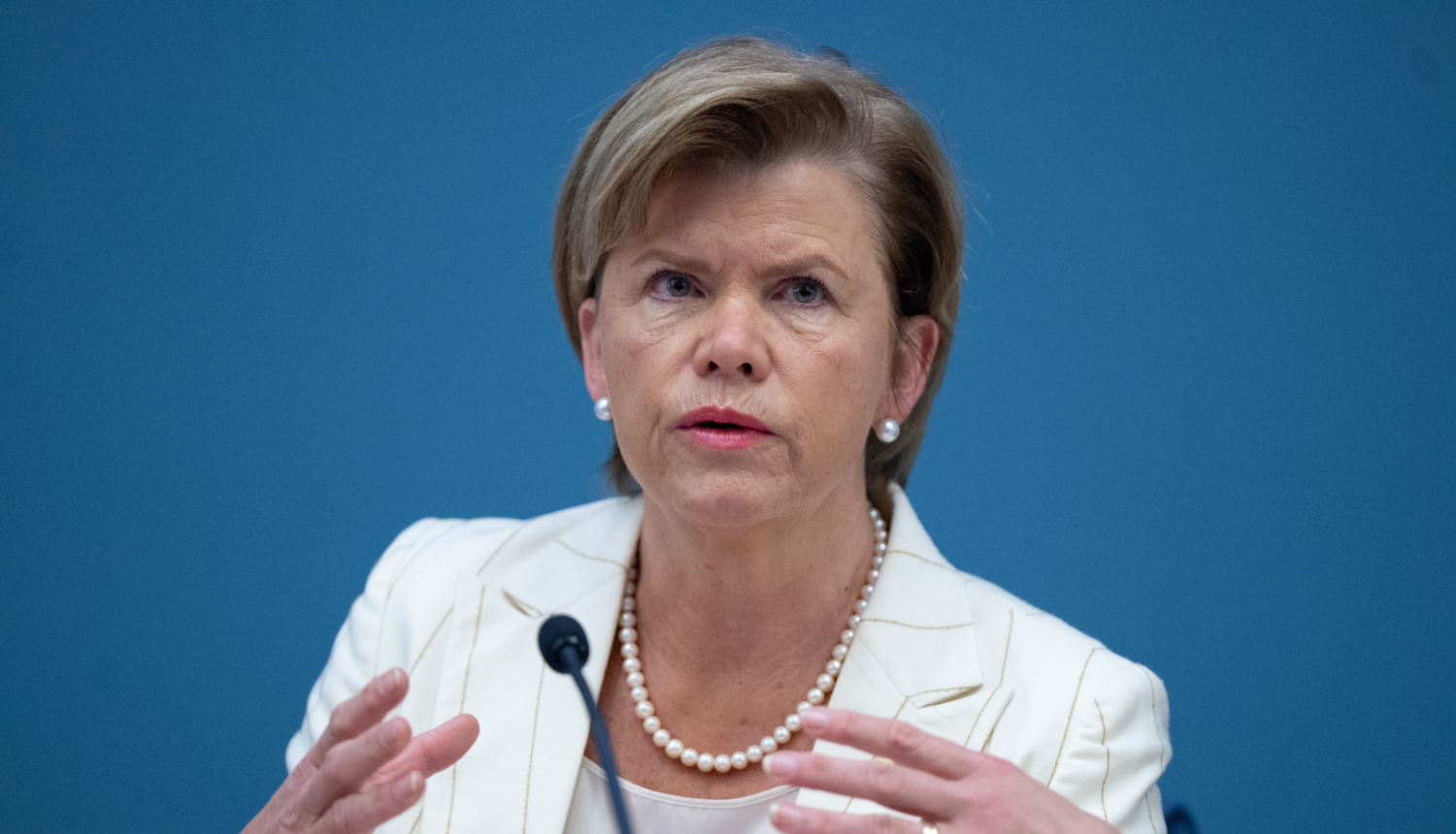 Baiba Braže uzrunā semināra dalībniekus