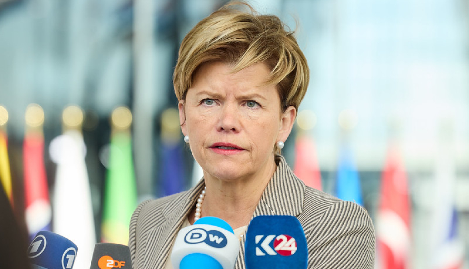 Baibas Bražes uzruna žurnālistiem pirms NATO ārlietu ministru sanāksmes 2025. gada aprīlī