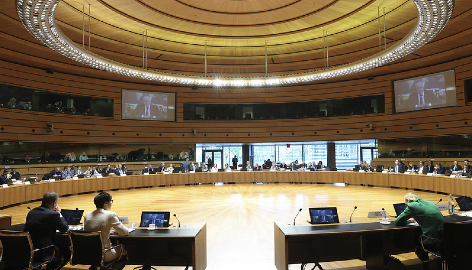 Sanāksmes dalībnieki pie apspriežu galda