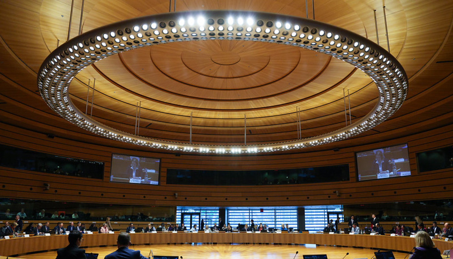 Eiropas Savienības Ārlietu padomes dalībnieki pie apspriežu galda