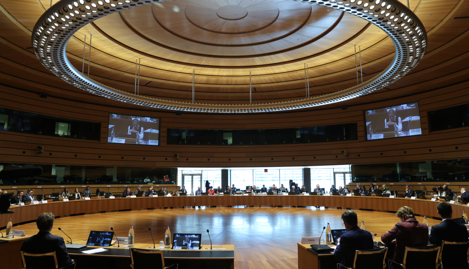 ES Ārlietu padomes sanāksmes dalībnieki pie galdiem apspriežu zālē