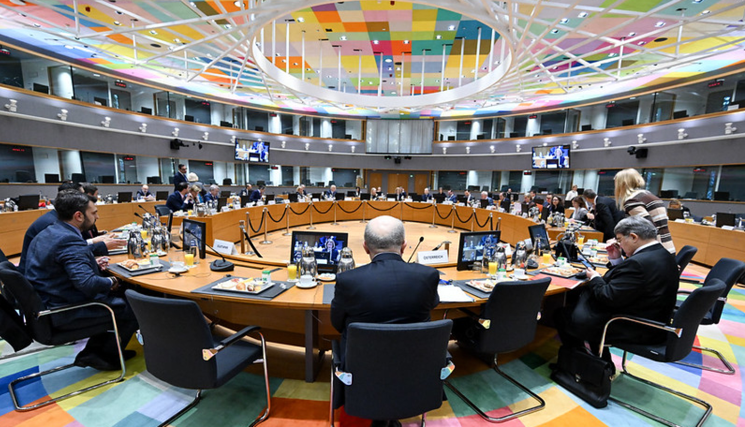 Sanāksmes dalībnieki pie apspriežu galda