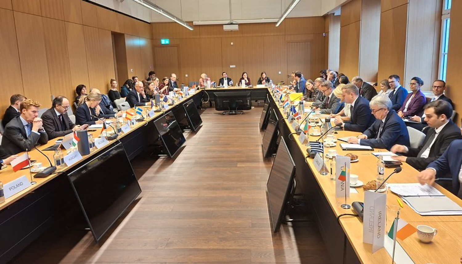 ES Vispārējo lietu padomes Luksemburgā sēdes dalībnieki pie apspriežu galda