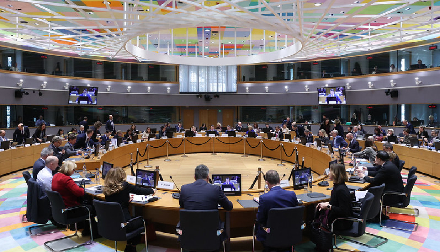 Sanāksmes dalībnieki pie apspriežu galda