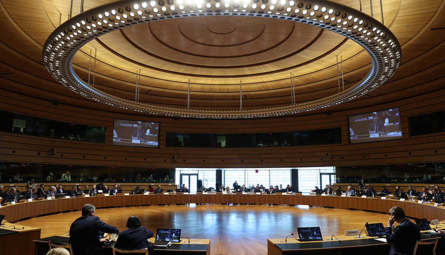 Eiropas Savienības tirdzniecības ministru sanāksmes dalībnieki pie apspriežu galda