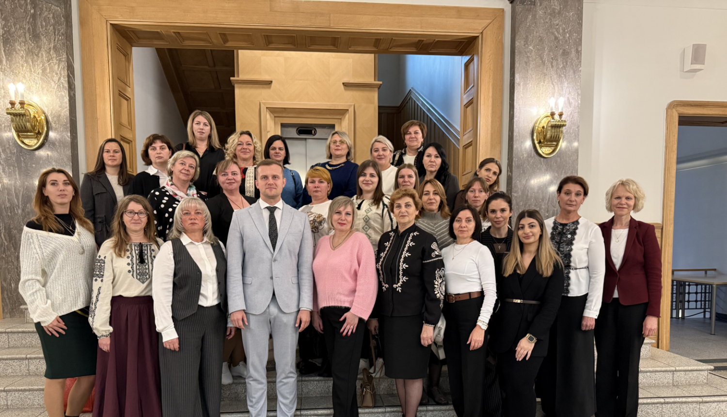 2025. gada 10. oktobrī Ārlietu ministrijā parlamentārais sekretārs Artjoms Uršuļskis tikās ar Ukrainas noturības centru speciālistiem