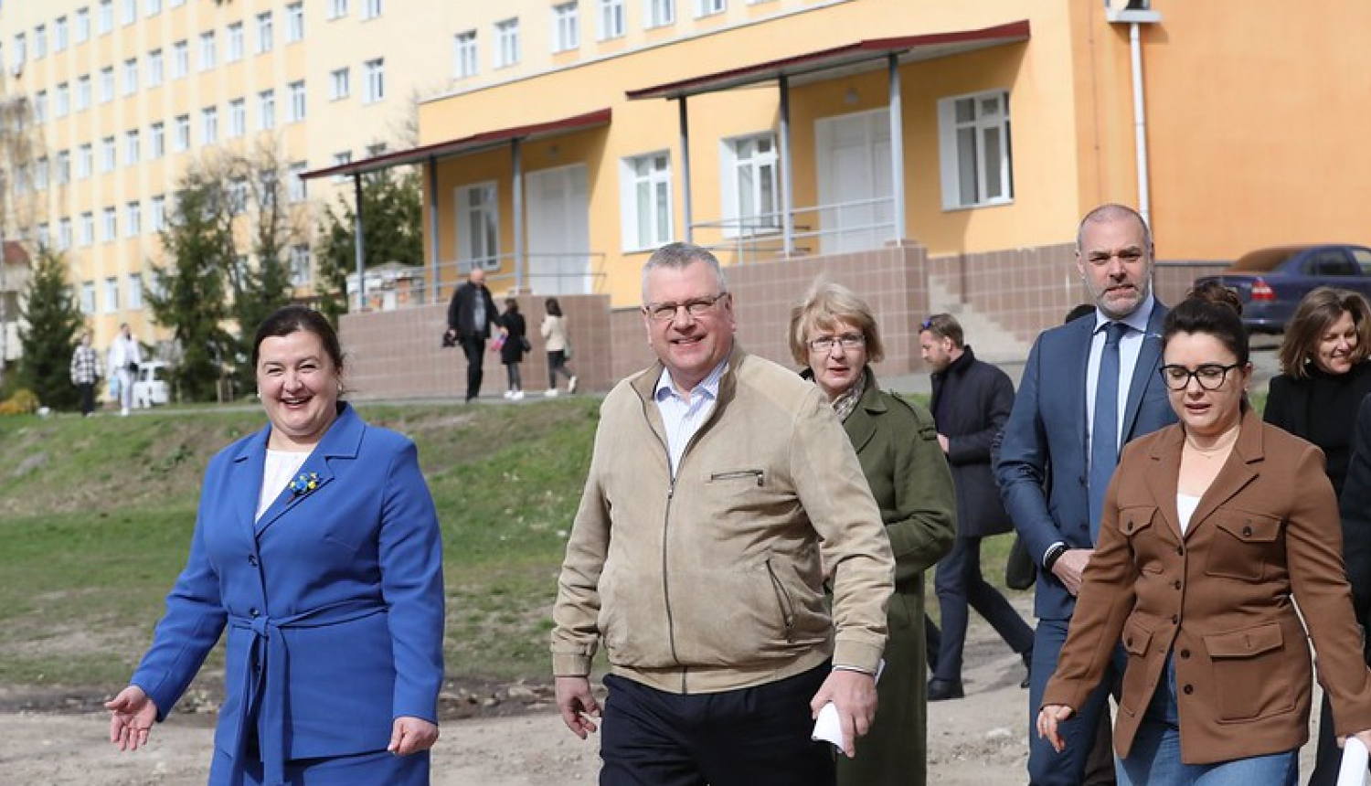 Ilgvars Kļava un citi tikšanās dalībnieki pie bērnu slimnīcas Černihivā