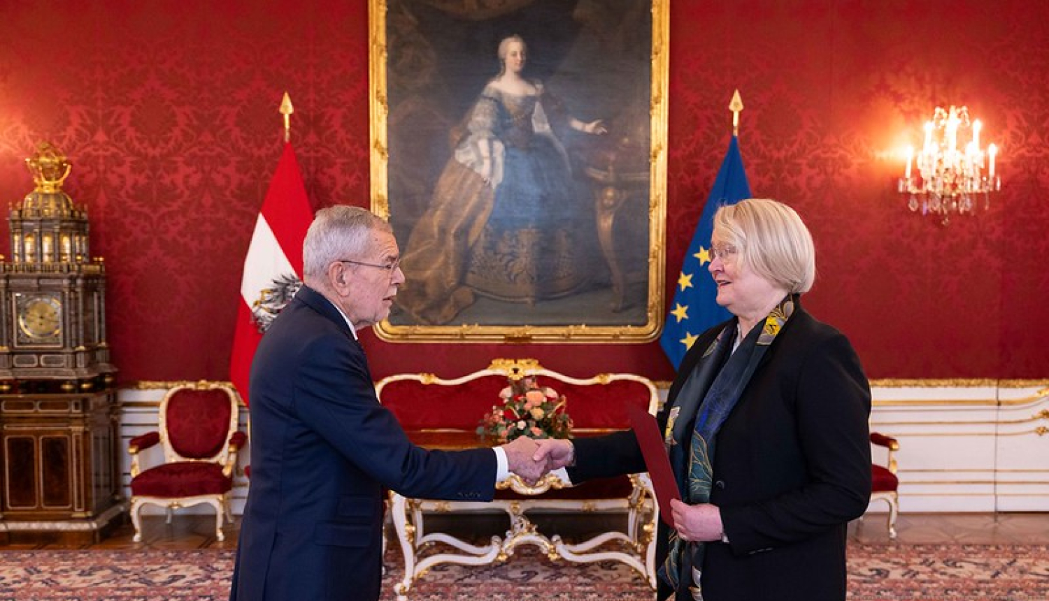 Vēstniece Ingrīda Levrence iesniedz akreditācijas vēstules Austrijas Republikas Federālajam prezidentam Dr. Aleksandram van der Bellenam