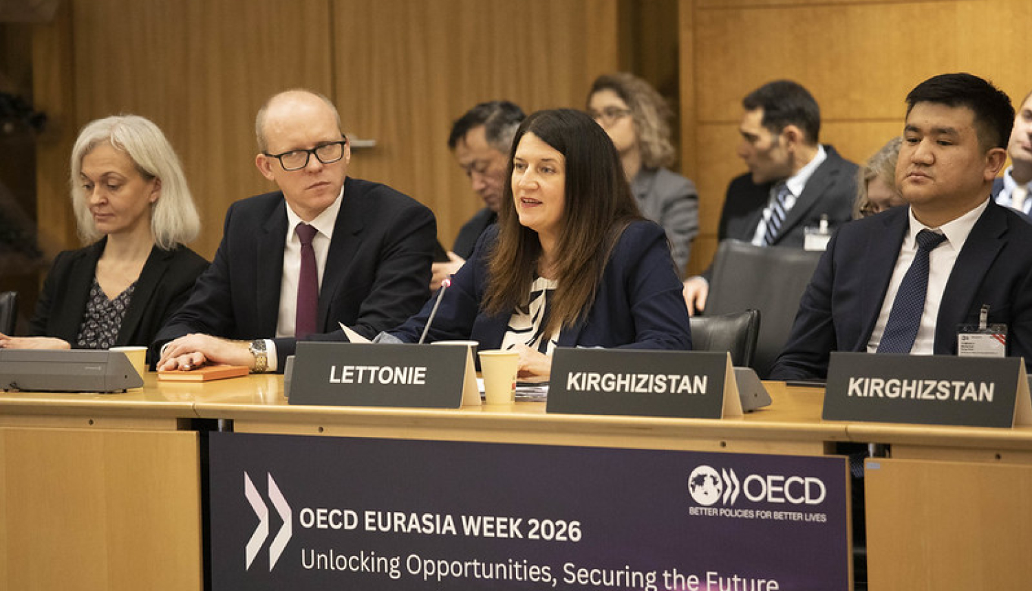 Valsts sekretāra vietniece ekonomisko attiecību jautājumos Ivita Burmistre un vēstnieks Andris Pelšs pie OECD sanāksmju galda