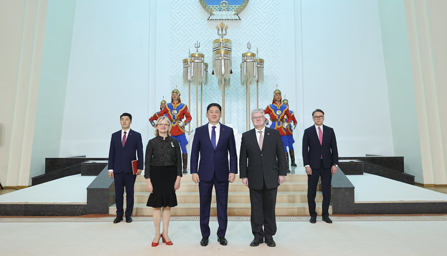 Vēstnieks pa sarkanā paklāja celiņu dodas uz akreditācijas ceremoniju
