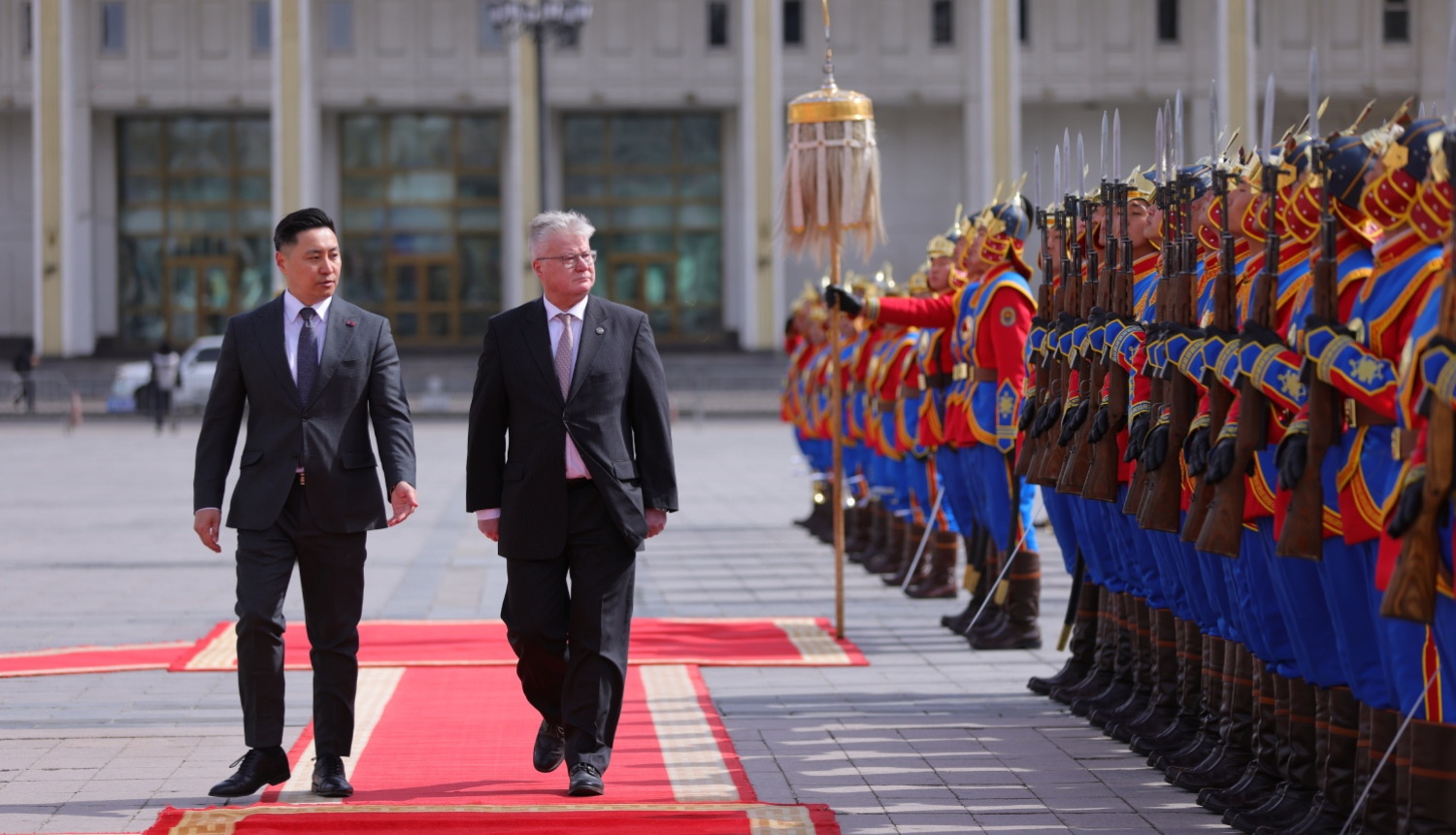 Vēstnieks pa sarkanā paklāja celiņu dodas uz akreditācijas ceremoniju