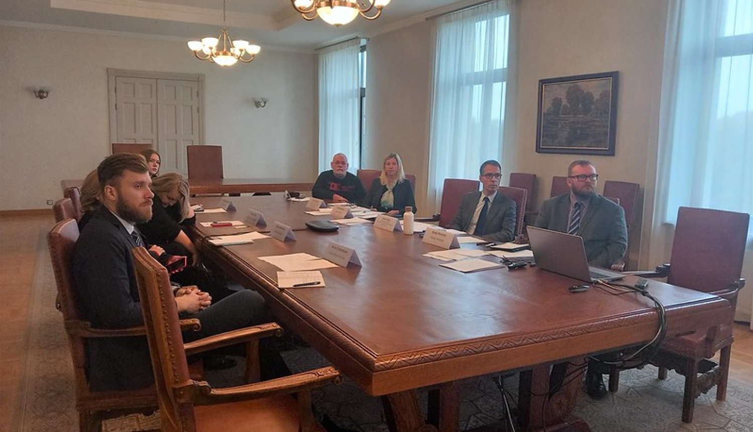 Sanāksmes dalībnieki pie apspriežu galda