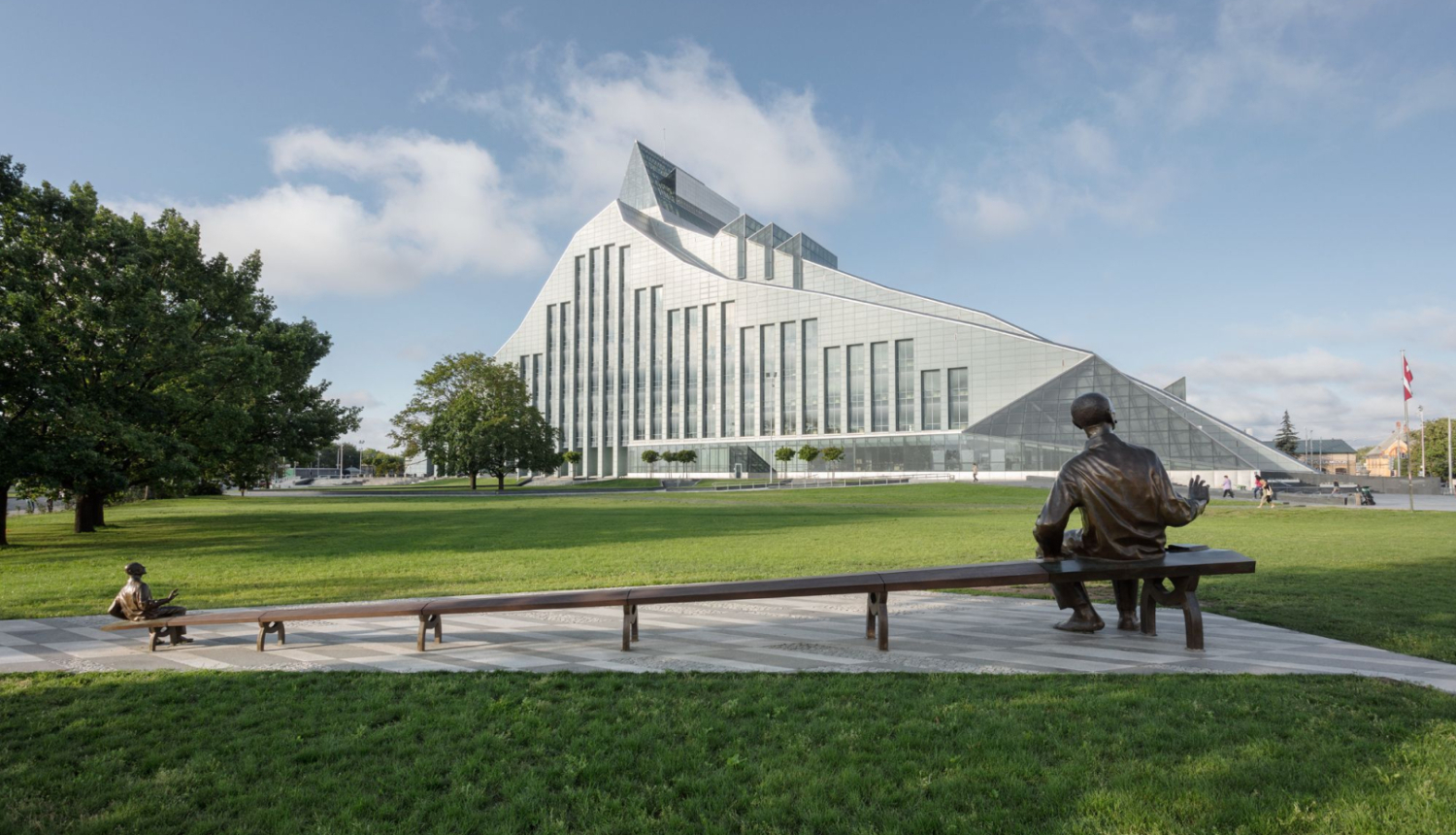 Skats uz LNB ēku, priekšplānā skulptūra "Divi Raiņi"