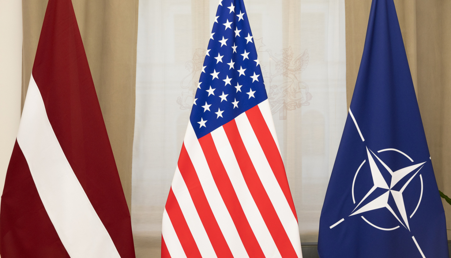 Latvijas, ASV un NATO karogi