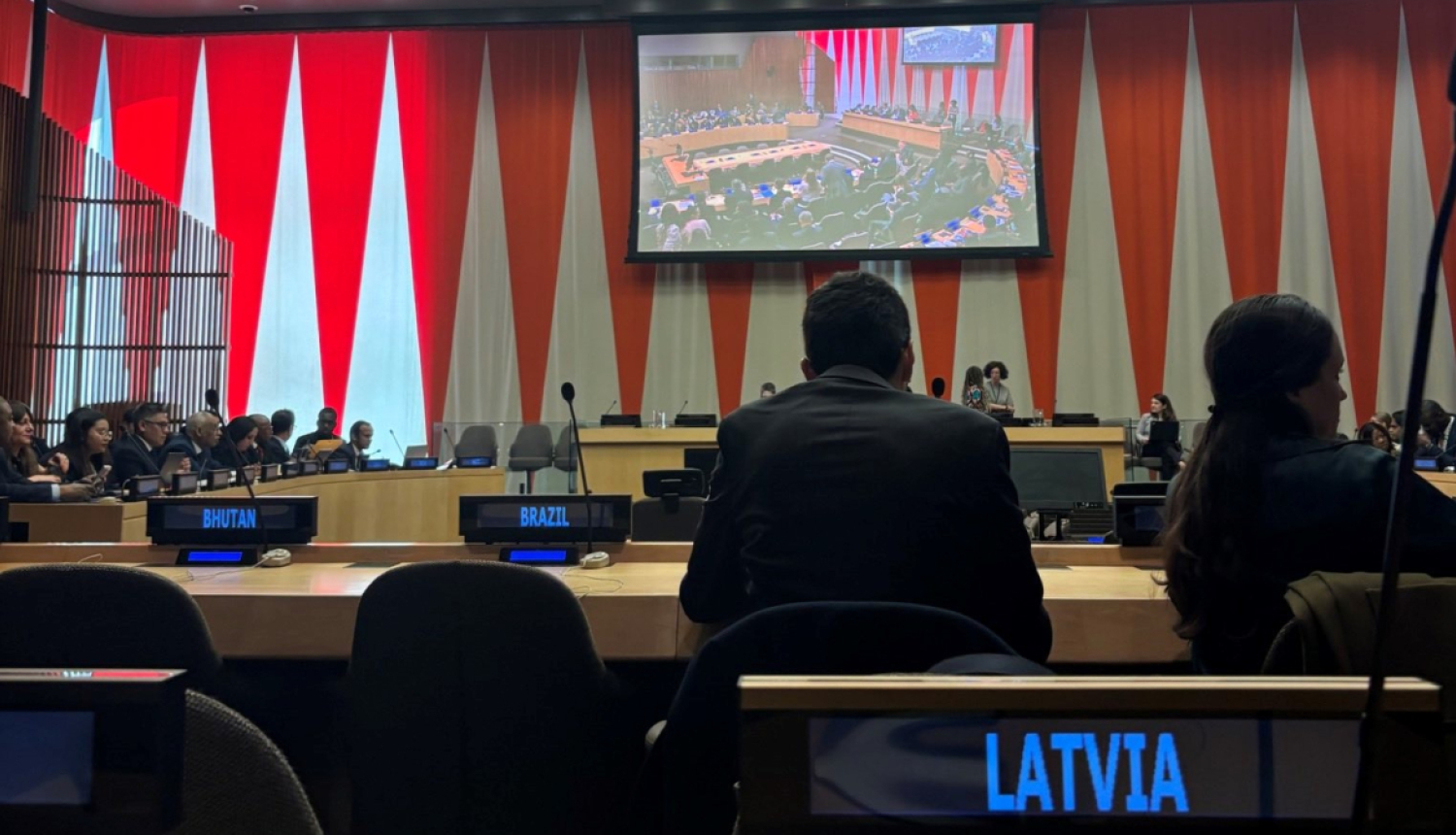 Pasākuma dalībnieki pie apspriežu galda