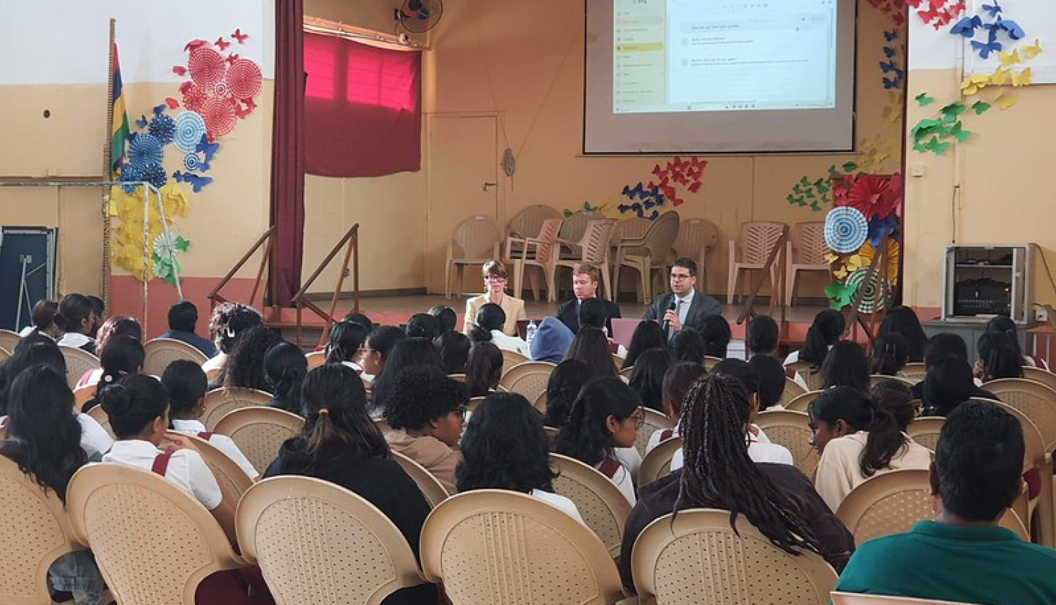 Latvijas izglītības digitalizācijas un MI risinājumu valodu daudzveidībai ekspertu misijas Maurīcijā prezentācija apmeklētājiem