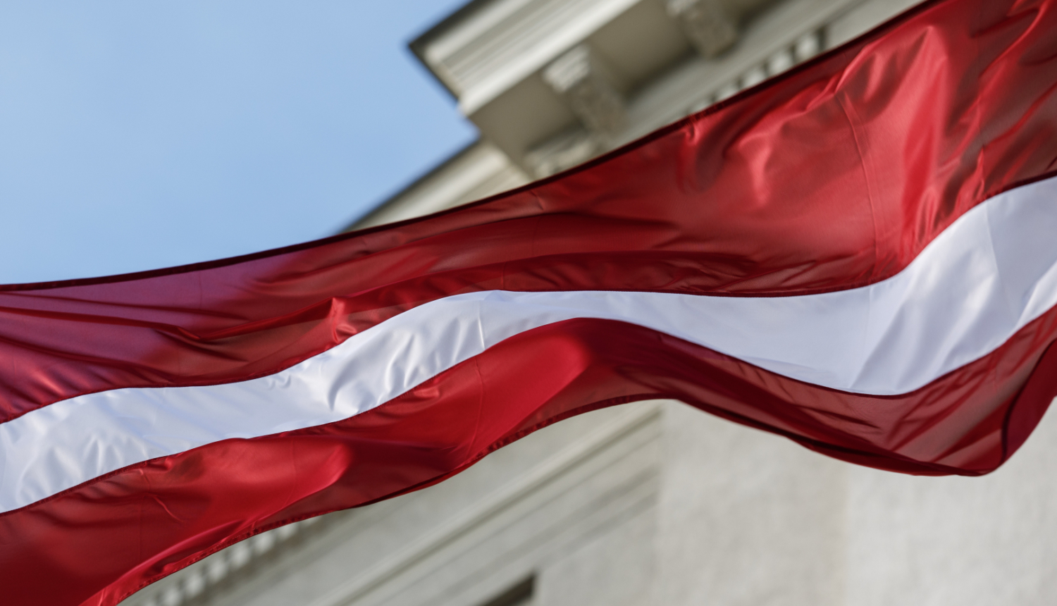 Latvijas karogs plīvo pie Ārlietu ministrijas