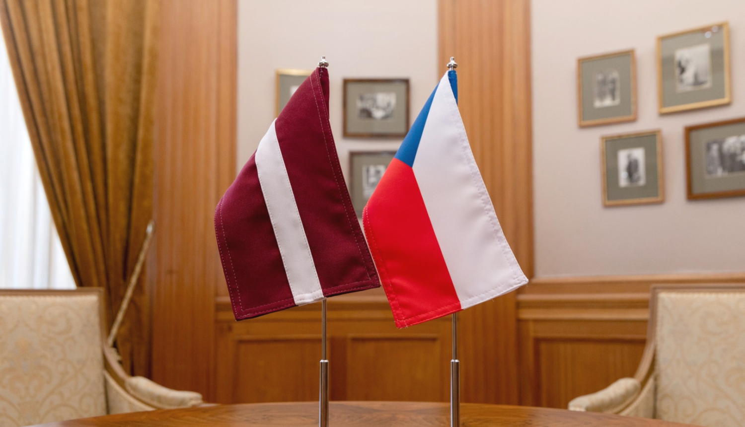Latvijas un Čehijas karogi