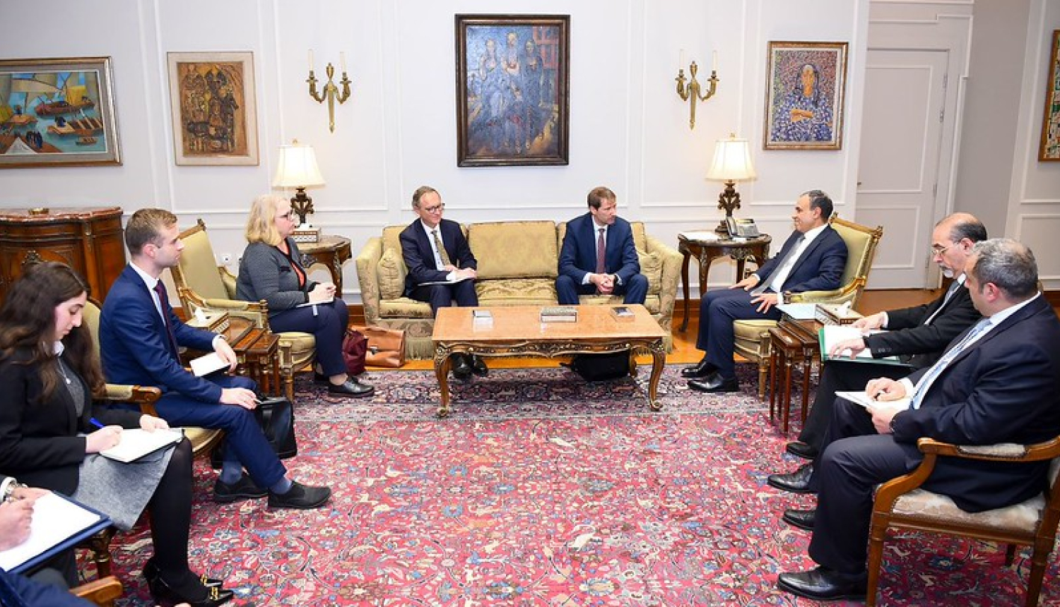 Pasākuma dalībnieki pie apspriežu galda