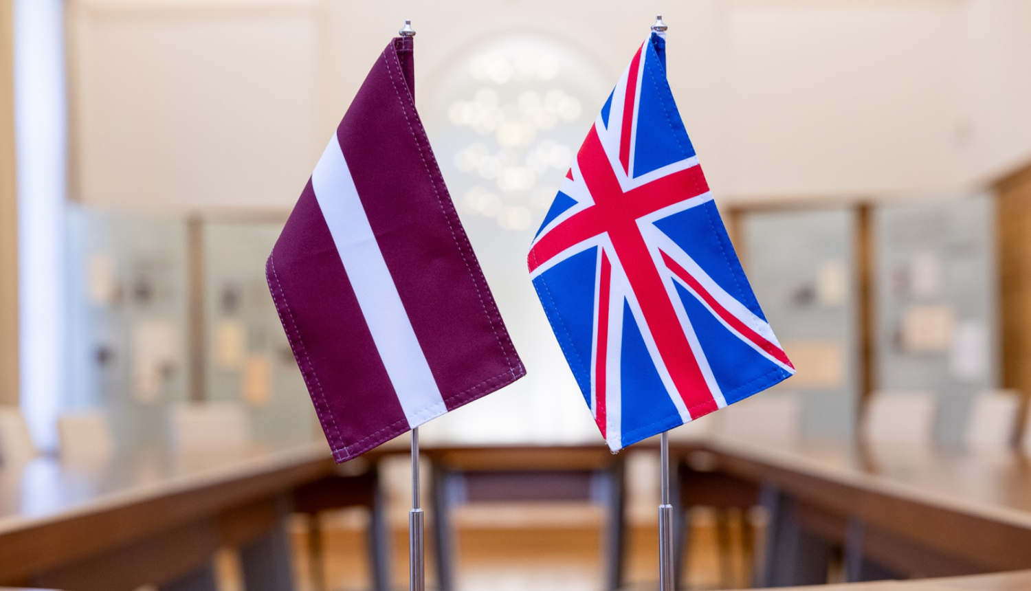 Latvijas un Apvienotās Karalistes karogi