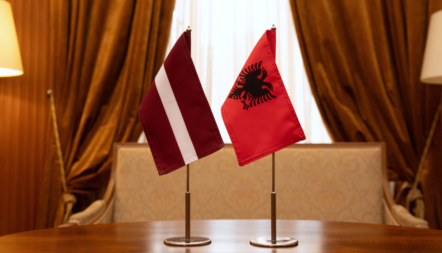 Latvijas un Albānijas karogi