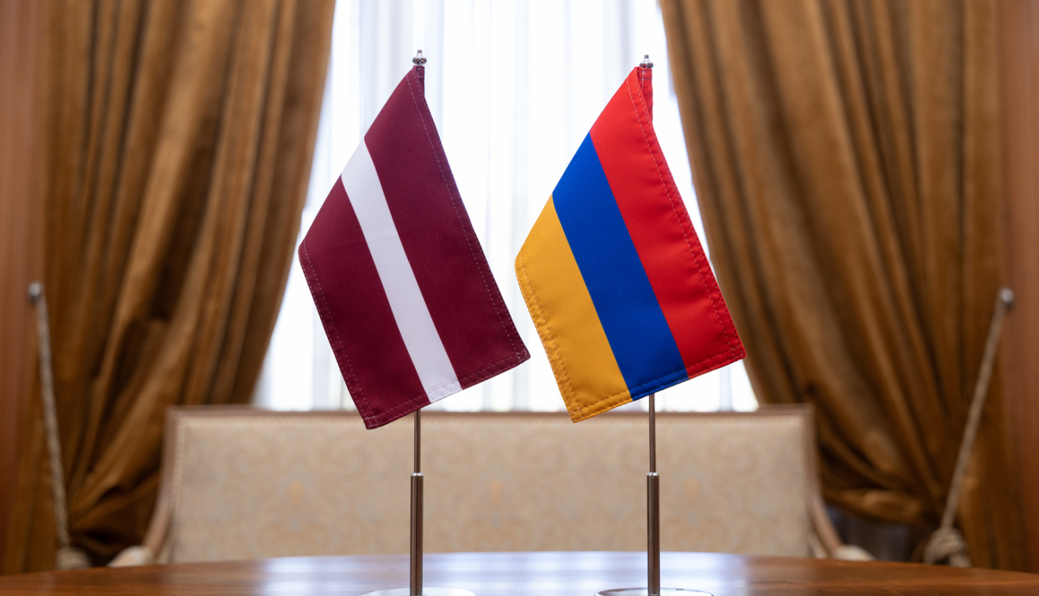 Latvijas un Armēnijas karogi