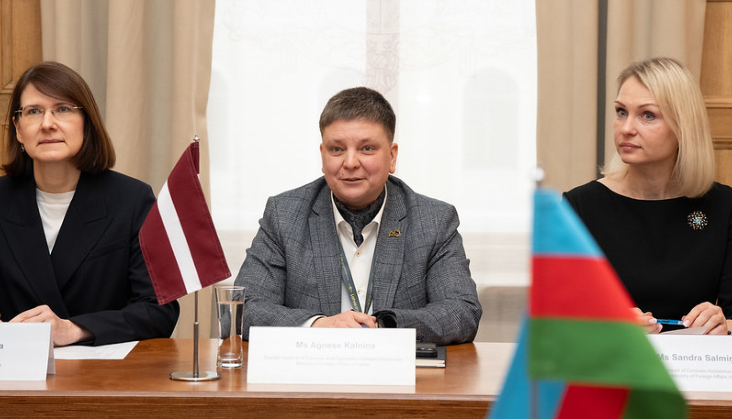 Latvijas un Azerbaidžānas konsulāro konsultāciju dalībnieki pie sanāksmju galda
