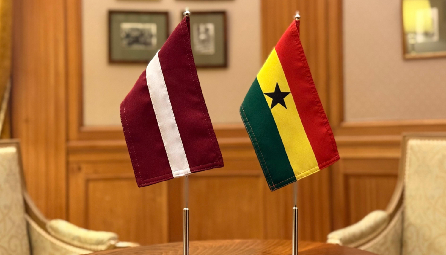 Latvijas un Ganas karogi