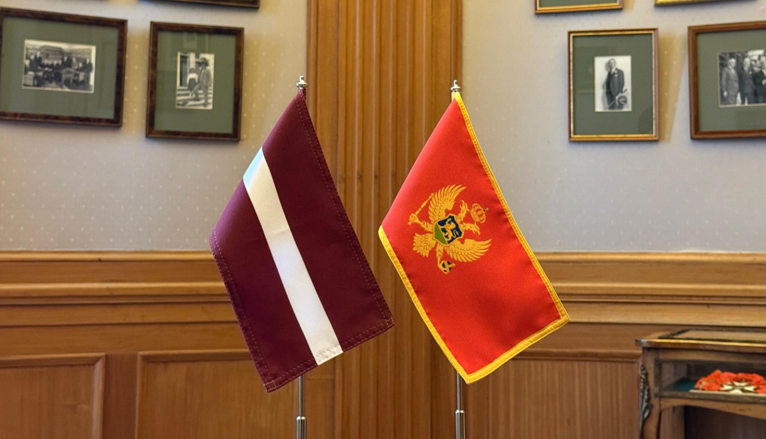 Latvijas un Melnkalnes karogi