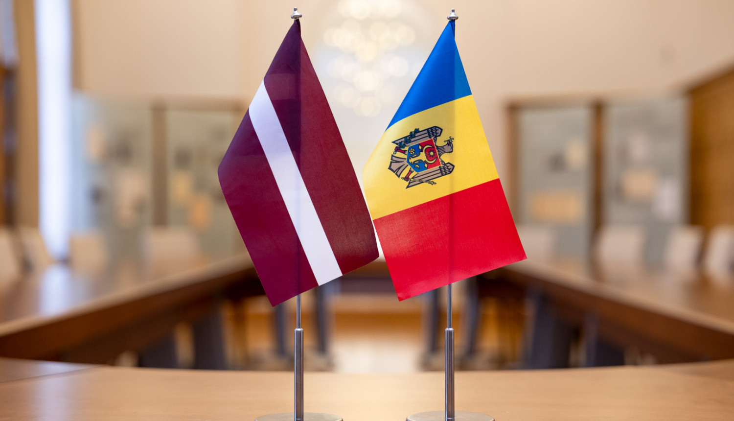 Latvijas un Moldovas karogi