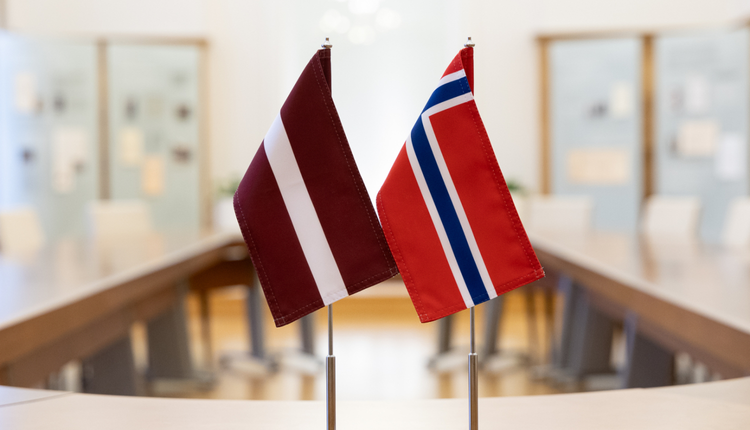 Latvijas un Norvēģijas karogi