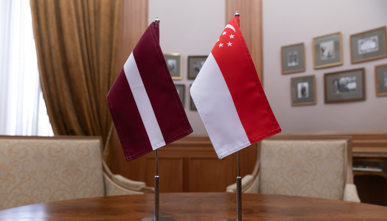 Latvijas un Singapūras karogi