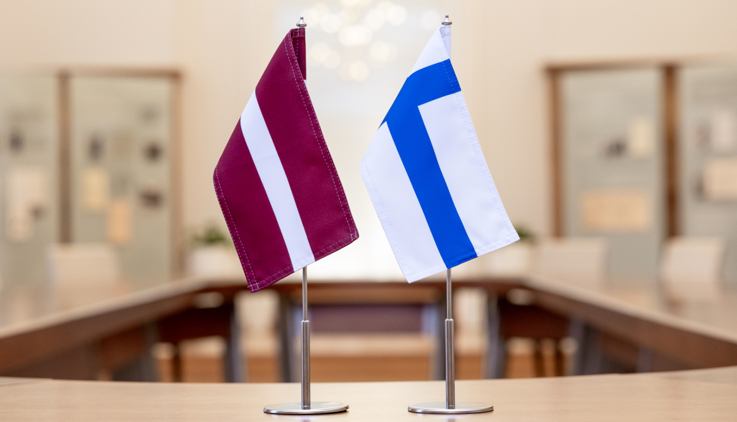 Latvijas un Somijas karogi