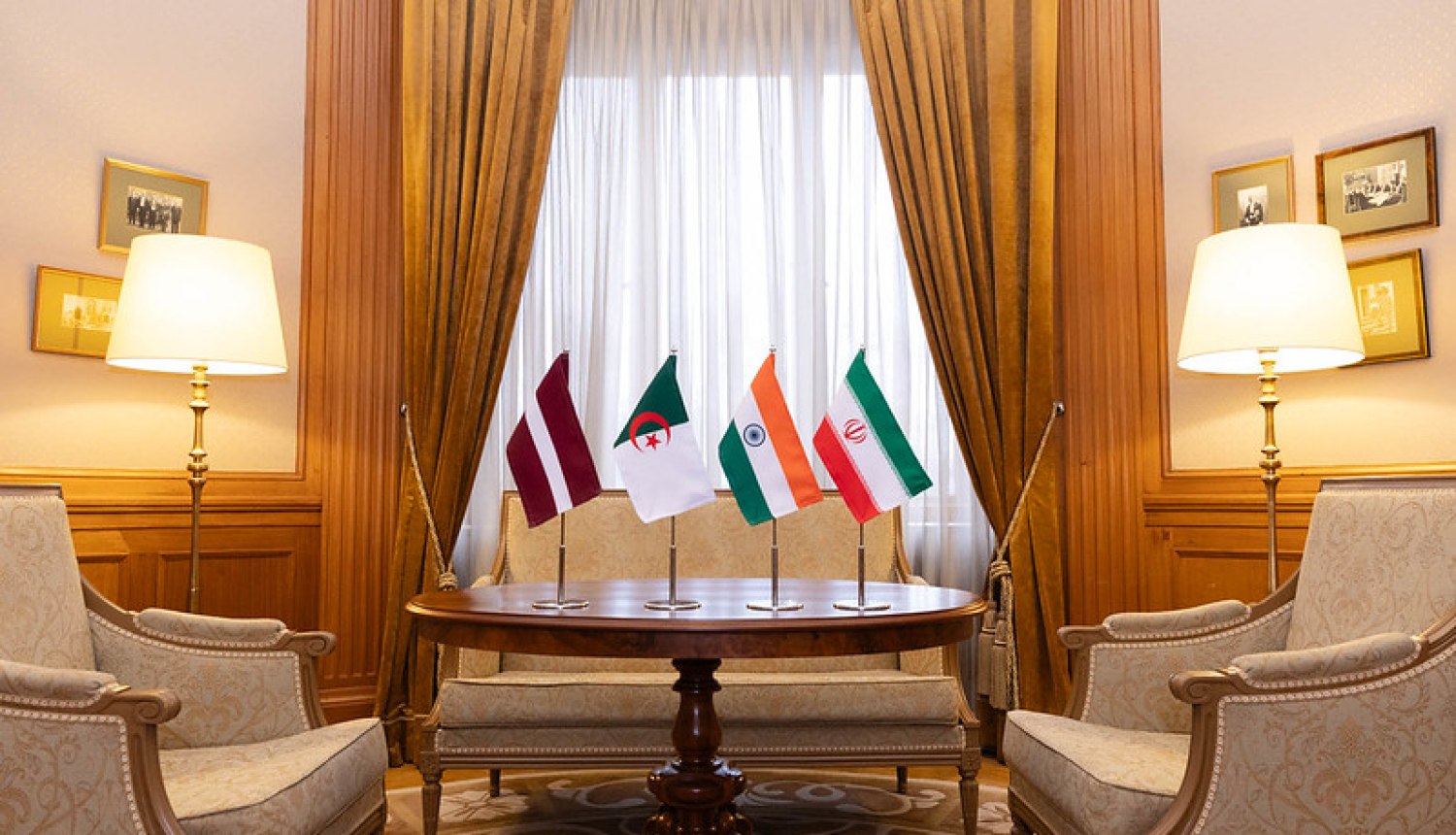 Latvijas, Alžīrijas, Indijas un Irānas karogi